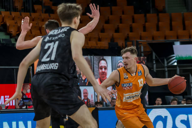 她必须在接 她必须在接