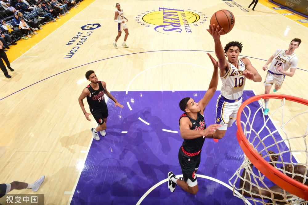 足球比赛中 足球比赛中